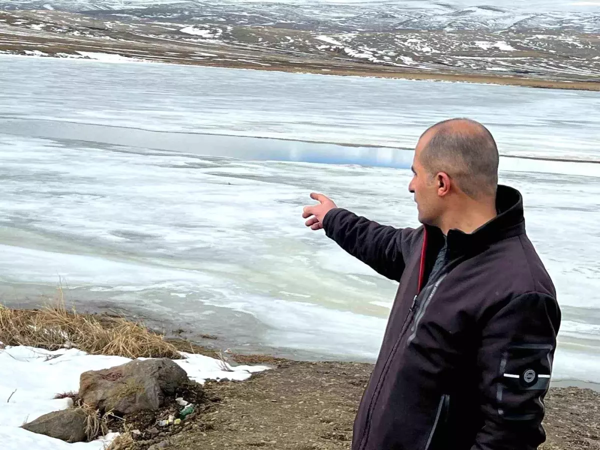 Çıldır Gölü'nde Buzlar Çözülmeye Başladı
