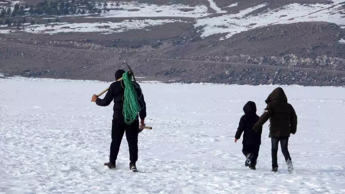 Çıldır Gölü'nde 'Eskimo Usulü' Balıkçılık