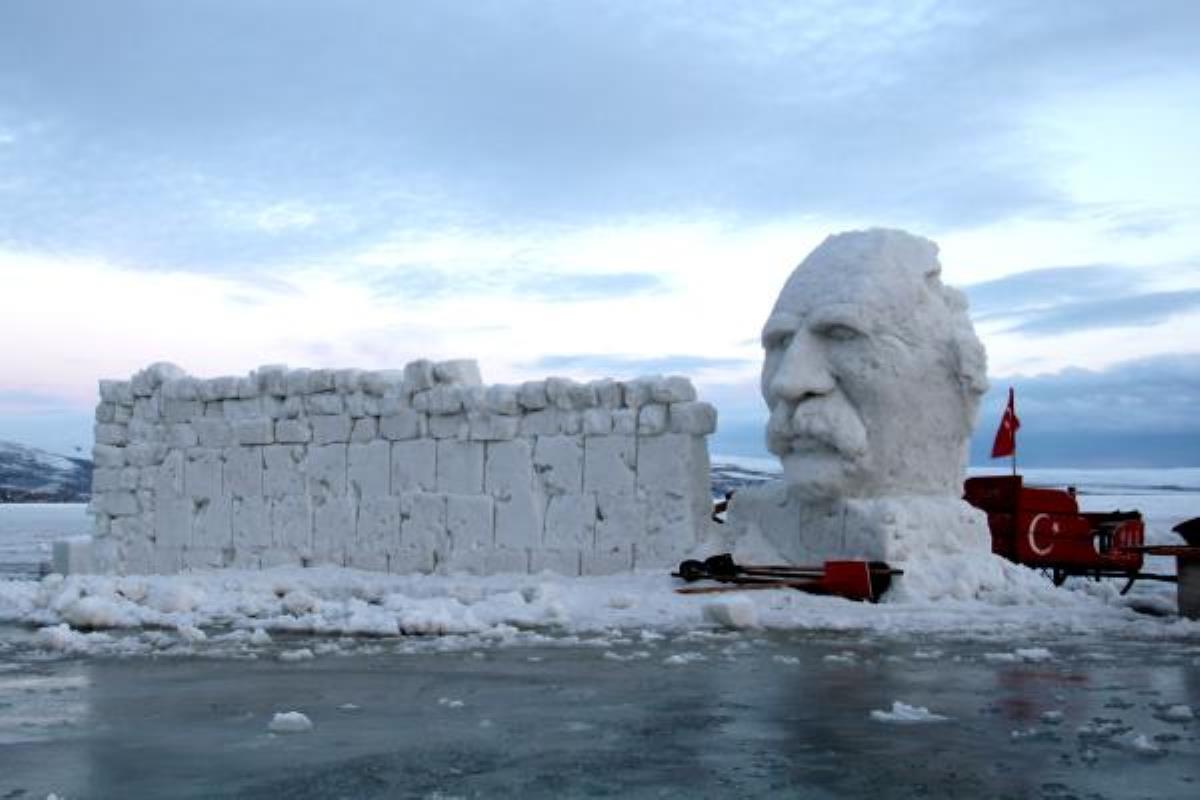 Çıldır Gölü'nde Tuncel Kurtiz anısına ’Kardan Beyaz Perdede Film Festivali’ düzenleniyor