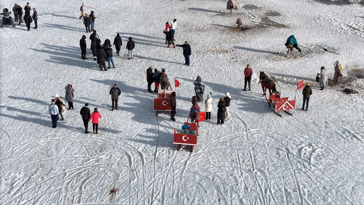 Çıldır Gölü'nde Turistler Kar ve Buz Üzerinde Eğlendi