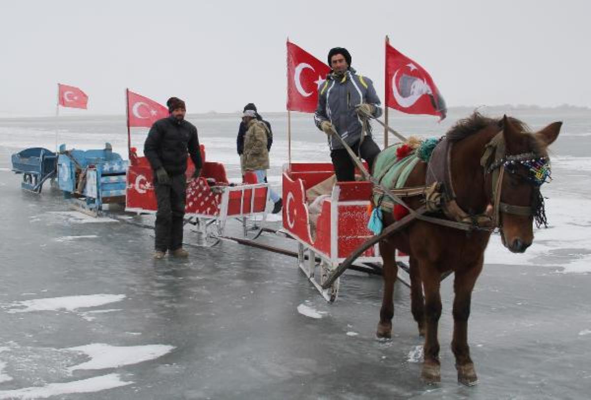 Çıldır Gölü'nün atlı kızakçıları Turistik Doğu Ekspresi'nin yolunu gözlüyor