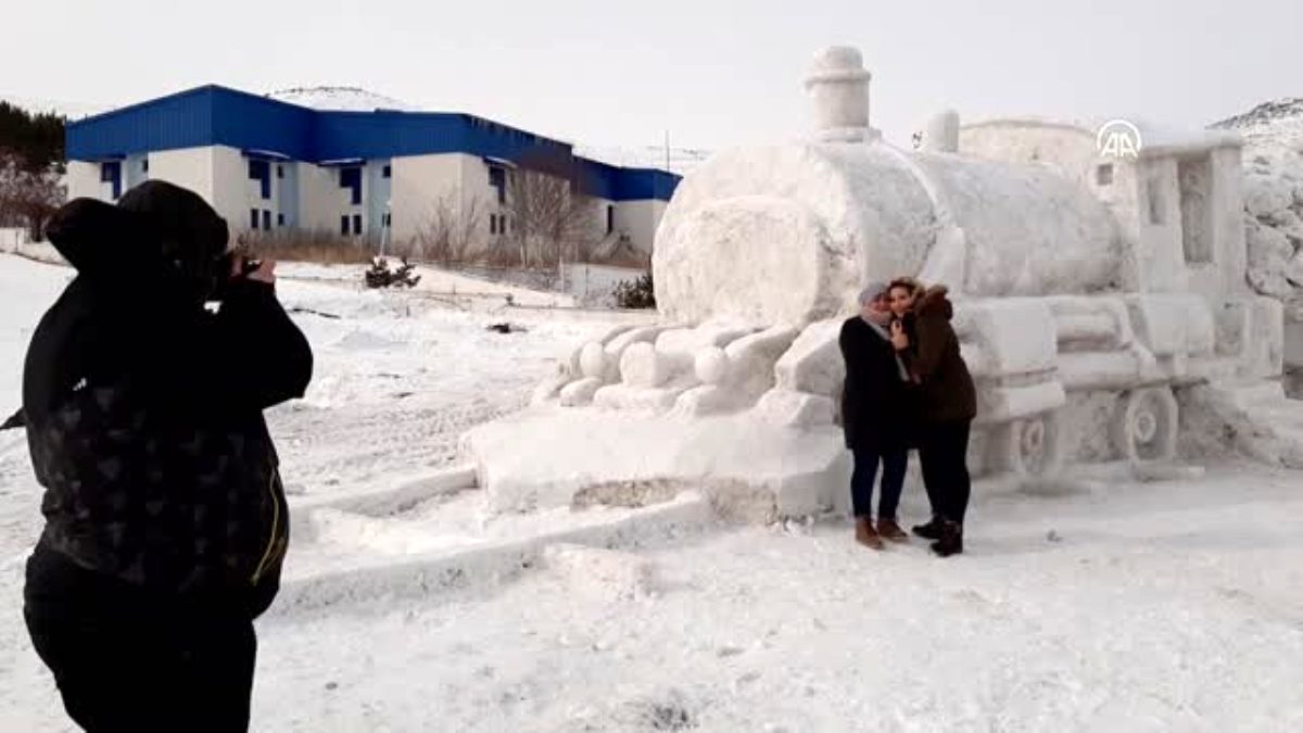 Çıldır lılar Hayalini kurdukları Doğu Ekspresi'nin kardan modelini yaptılar