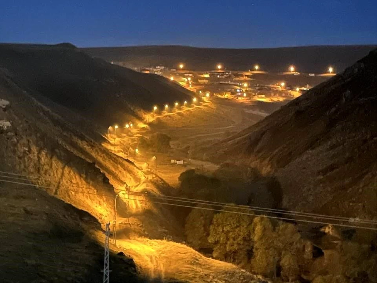 Çıldır'da Dere Yolu Işıklandırıldı