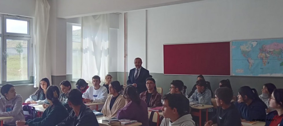 Çıldırlı iş adamları Çetin Koçak ve Ergin Akçay İlçedeki okullara hediye kitap gönderdi.