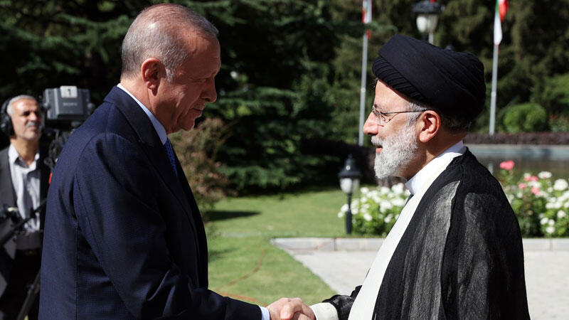 Cumhurbaşkanı Erdoğan, İranlı mevkidaşı Reisi tarafından karşılandı