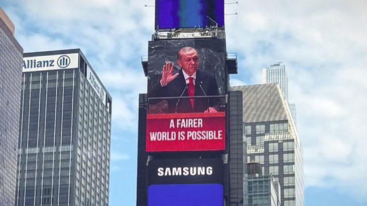 Cumhurbaşkanı Erdoğan'ın 'Daha Adil Bir Dünya Mümkün' sözü, Times Meydanı'ndaki ekranlarda