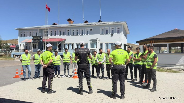 Damal da 2 Teker 1 Hayat projesi kapsamında motosiklet sürücülerine yönelik güvenli sürüş ve trafik bilinci eğitimi verildi.
