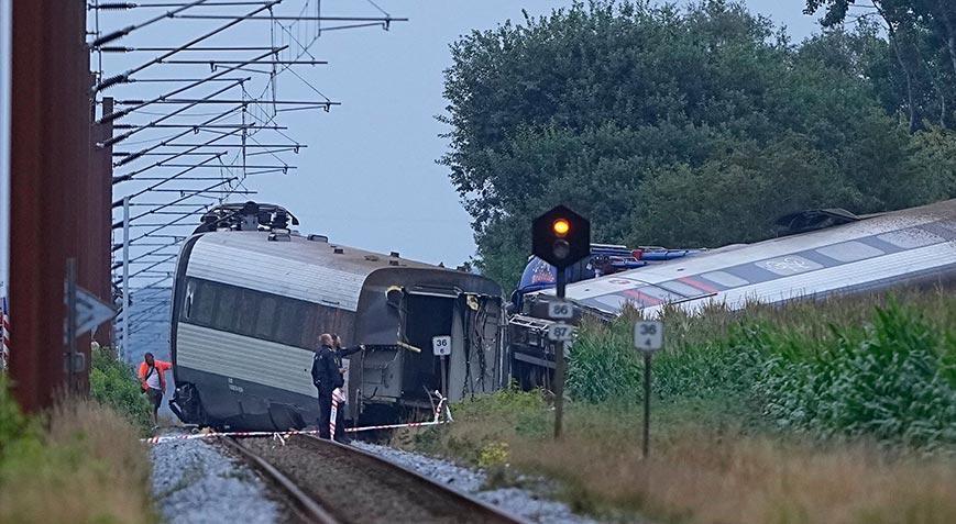 Danimarka'da yolcu treni raydan çıktı! Yaralılar var