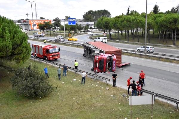 Demir yüklü tır devrildi, yol ulaşıma kapandı