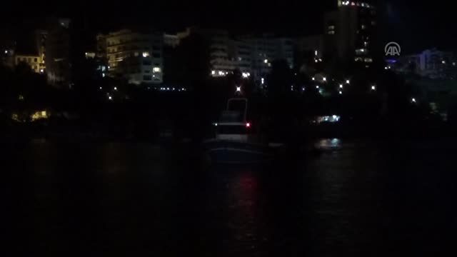 Denizde tekne ile mahsur kalan gençlere balıkçılardan yardım 