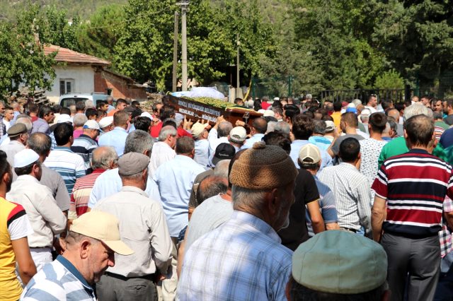 Denizli'de tüfekle öldürülen genç kızın cenazesi toprağa verildi