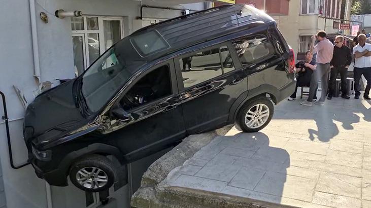 Direksiyon hakimiyetini kaybetti evin balkonuna çarptı