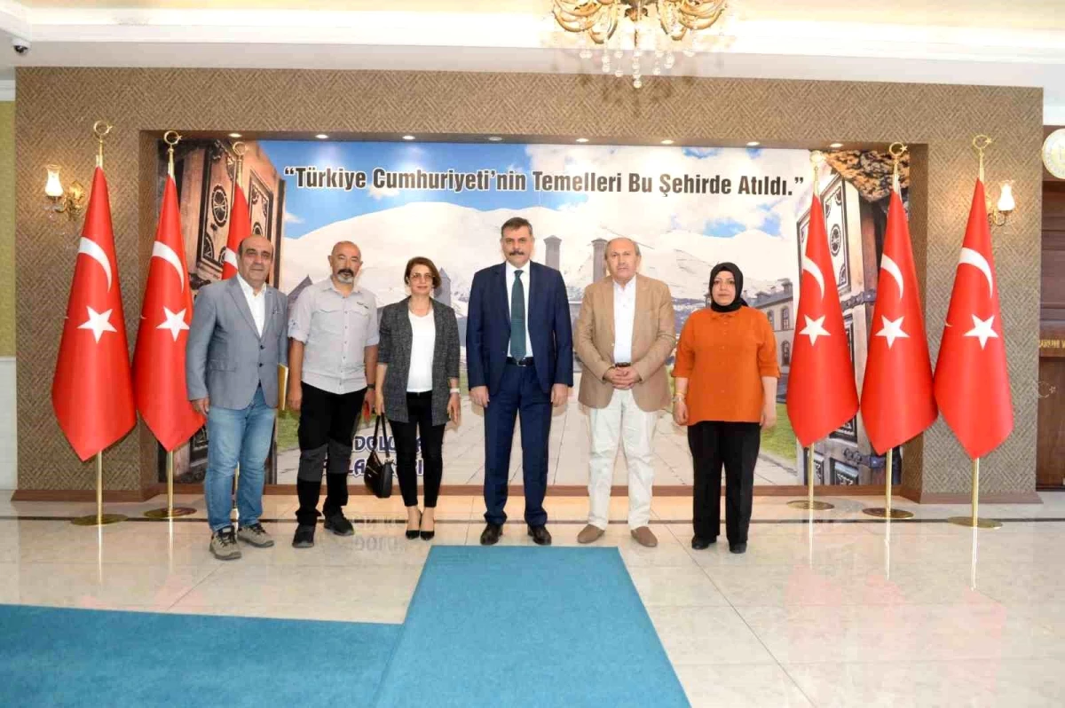 Doğu Anadolu Gazeteciler Cemiyeti Başkanı Vali Mustafa Çiftçi'yi ziyaret etti