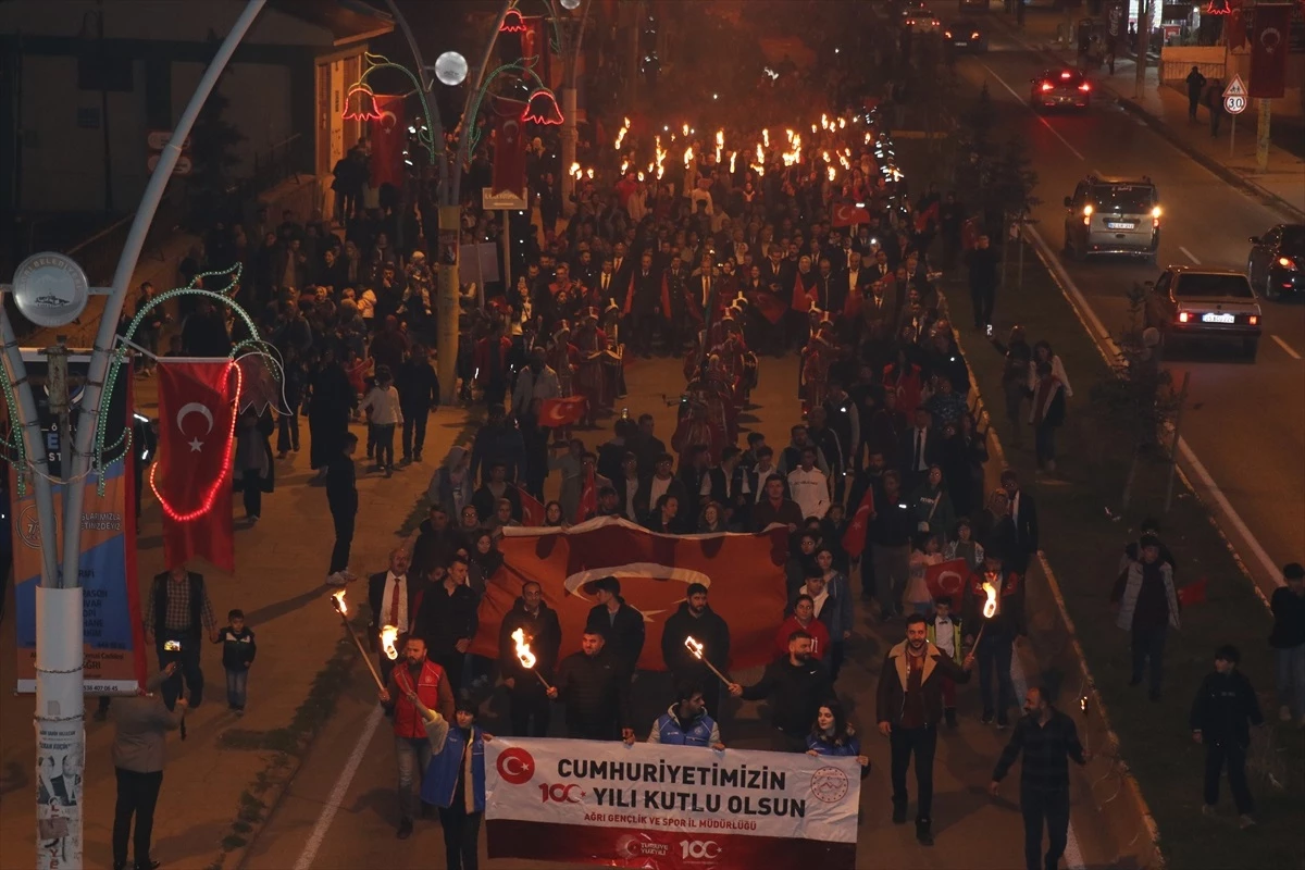 Doğu Anadolu'da Cumhuriyet'in 100. yılı fener alaylarıyla kutlandı