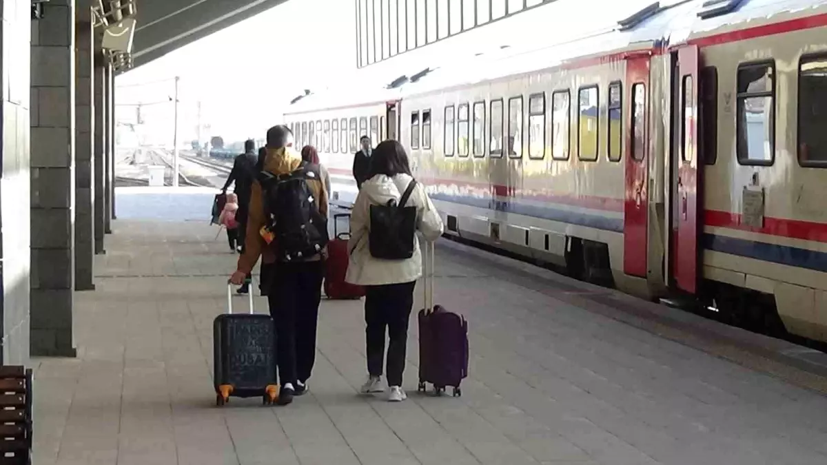 Doğu Ekspresi Bayram Yoğunluğu: Kars-Ankara Seferleri Kapış Kapış