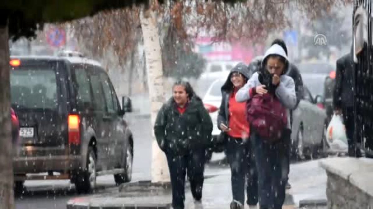 Doğu'da kar yağışı etkili olmaya başladı