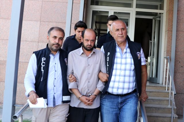 Doğum yapan eşini bıçakladı