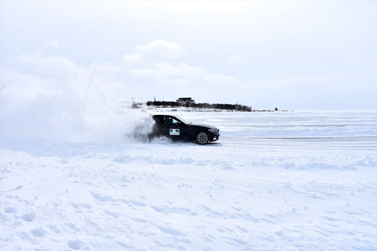 Donan Çıldır Gölü üzerinde otomobil sürüşü eğitimi