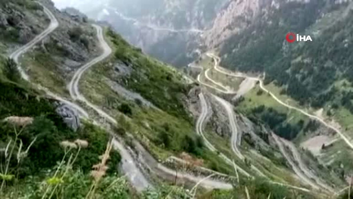 Dünyanın en tehlikeli yolları arasında gösterilen Derebaşı Virajları'nın yolu ulaşıma açılmayı...