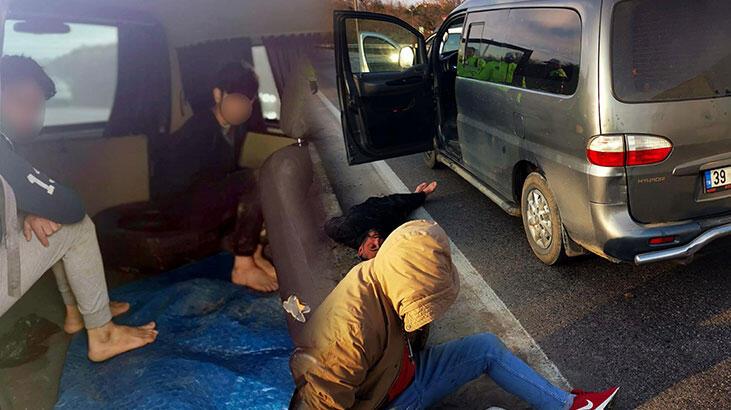 'Dur’ ihtarına uymadığı minibüsten 3 kaçak göçmen çıktı
