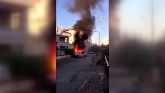 Duvara çarpan otomobil alev aldı 