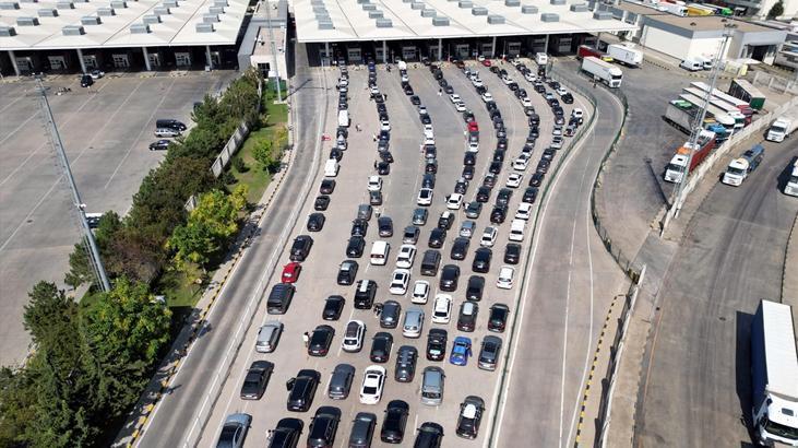 Edirne’deki kapılarda gurbetçi yoğunluğu! Milyonlarca kişi geçiş yaptı