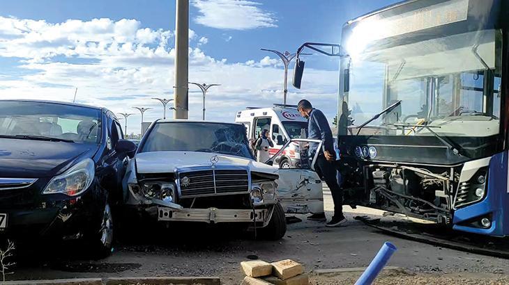 Elazığ’da kontrolden çıkan otobüs 2 araca çarptı: 5 yaralı
