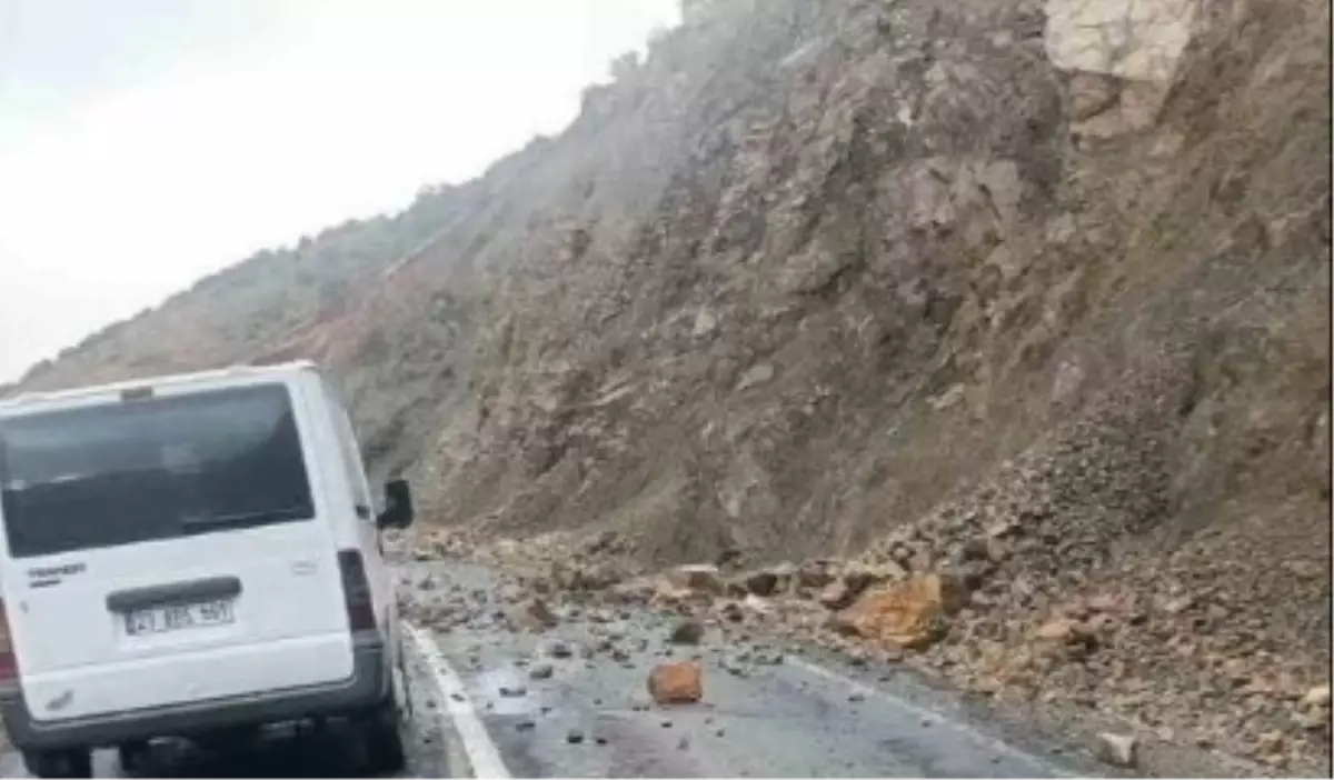 Elazığ’da Şiddetli Yağış Sonrası Köy Yolu Çöktü, Kaya Düşmeleri Yaşandı