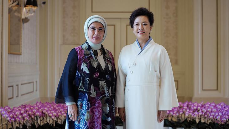 Emine Erdoğan, Şanghay İşbirliği Örgütü Zirvesi’nde lider eşleriyle buluştu