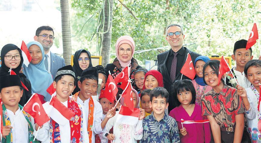 Emine Erdoğan, Yunus Emre Enstitüsü’nü ziyaret etti