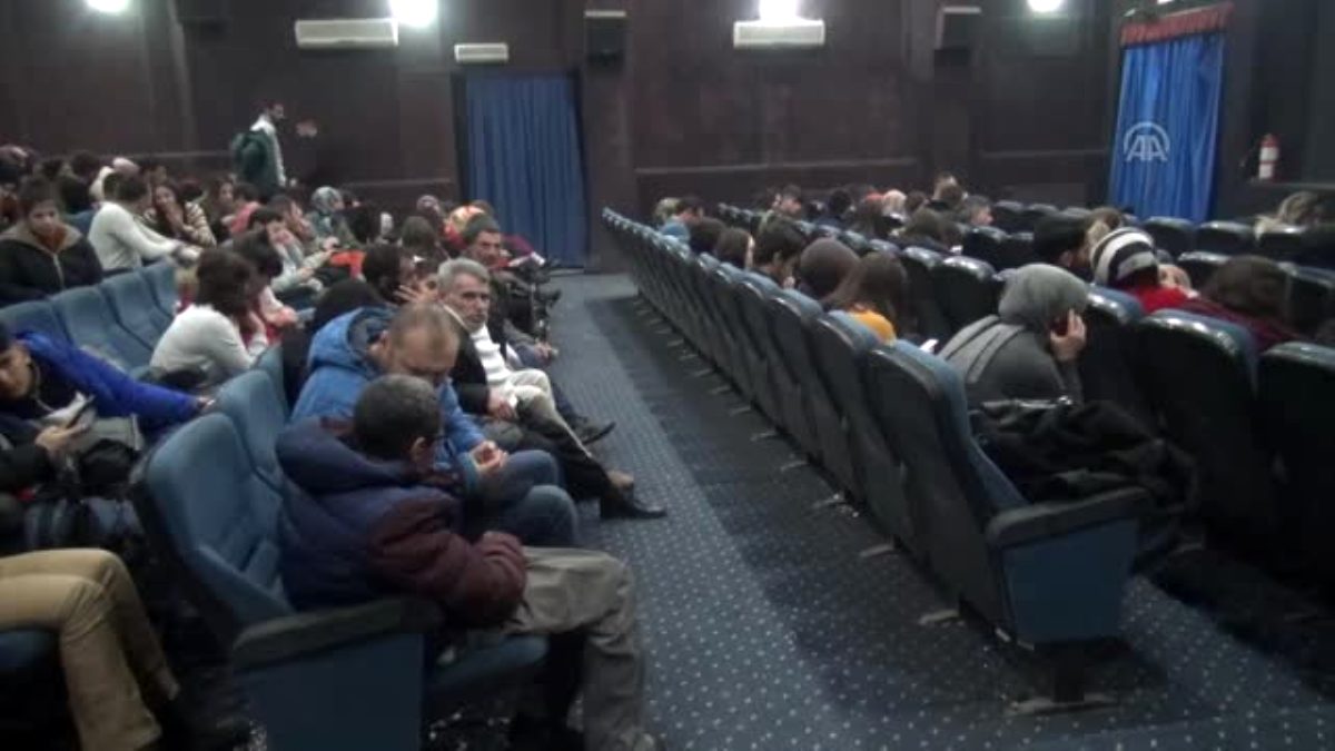 Engelliler ile sevgi evlerinde kalan çocukların sinema keyfi