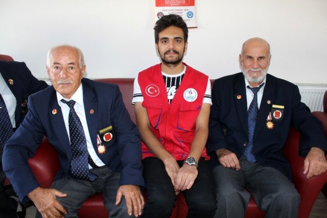 Erzincan'da gençlerden gazilere ziyaret