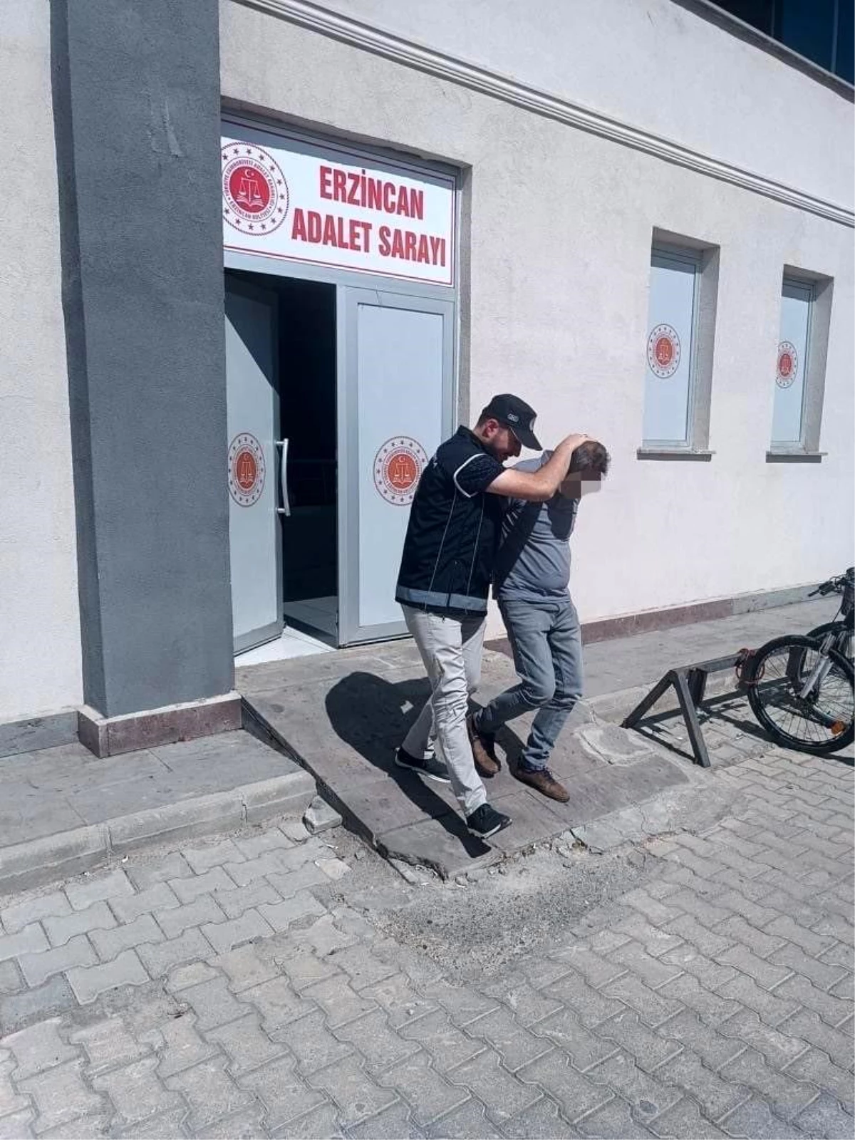 Erzincan'da Kaçak Göçmen Operasyonu: 5 Göçmen ve 1 Organizatör Yakalandı
