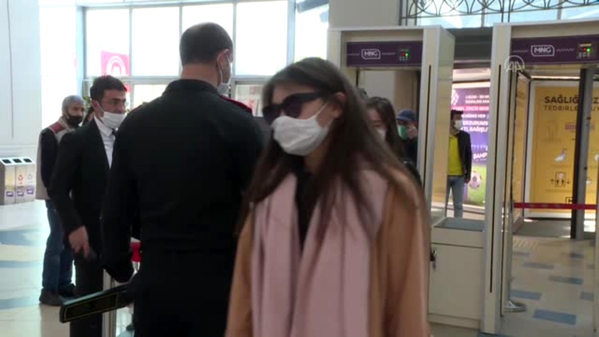 Erzurum da AVM'ler yeniden kapılarını açtı