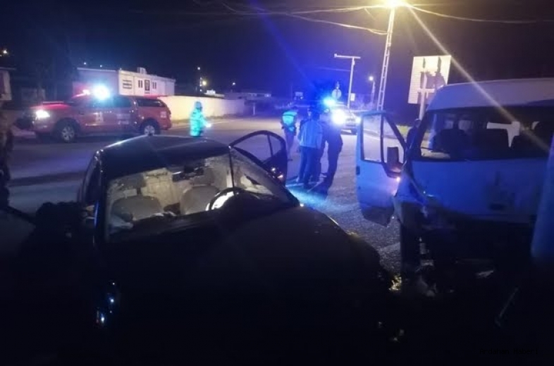 Erzurum'da minibüs ile otomobilin çarpıştığı kazada 2 kişi yaralandı