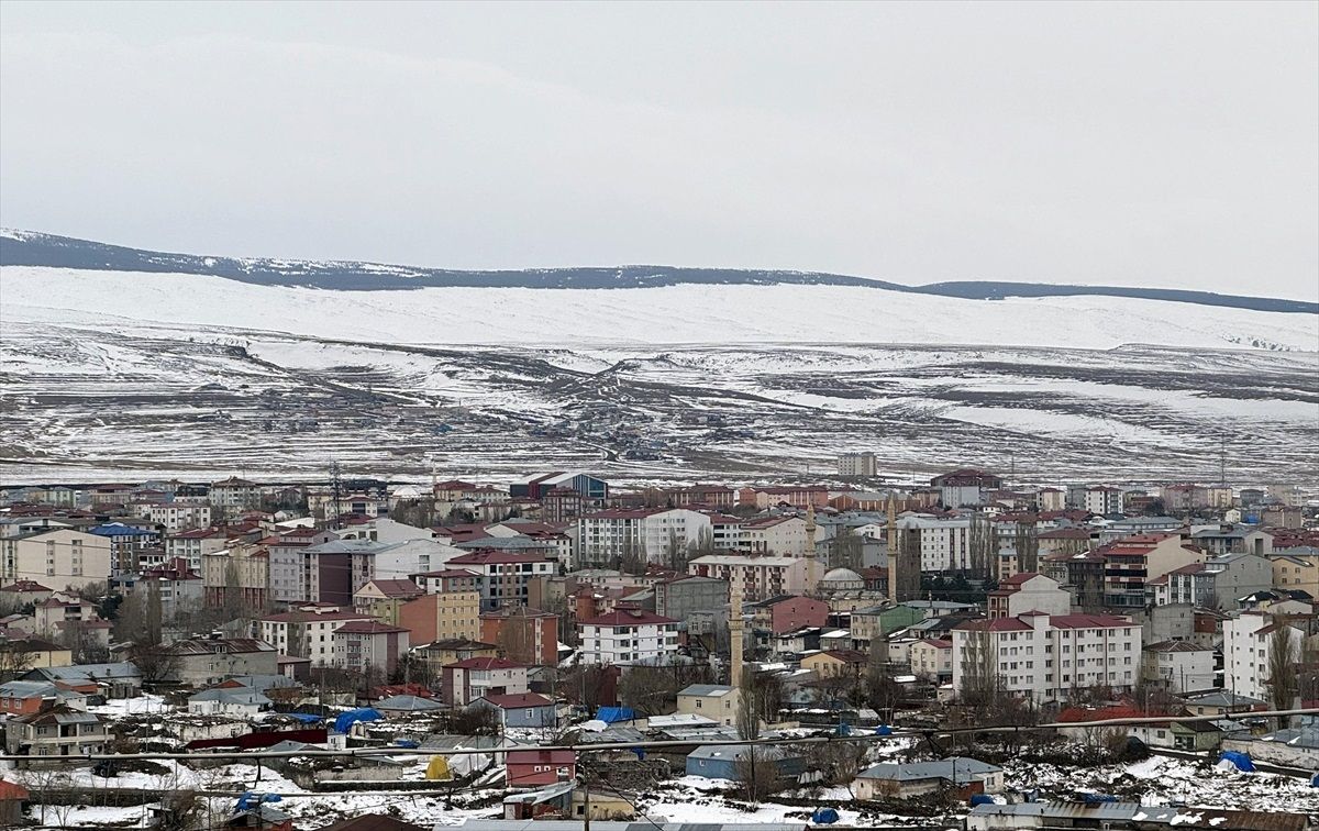 Erzurum, Kars ve Ardahan'da kar yağışı sürüyor