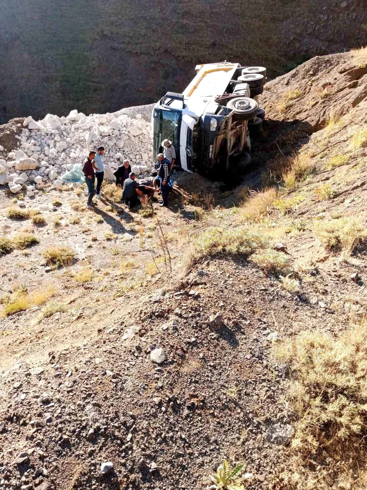 Erzurum-Palandöken yolunda kamyon devrildi