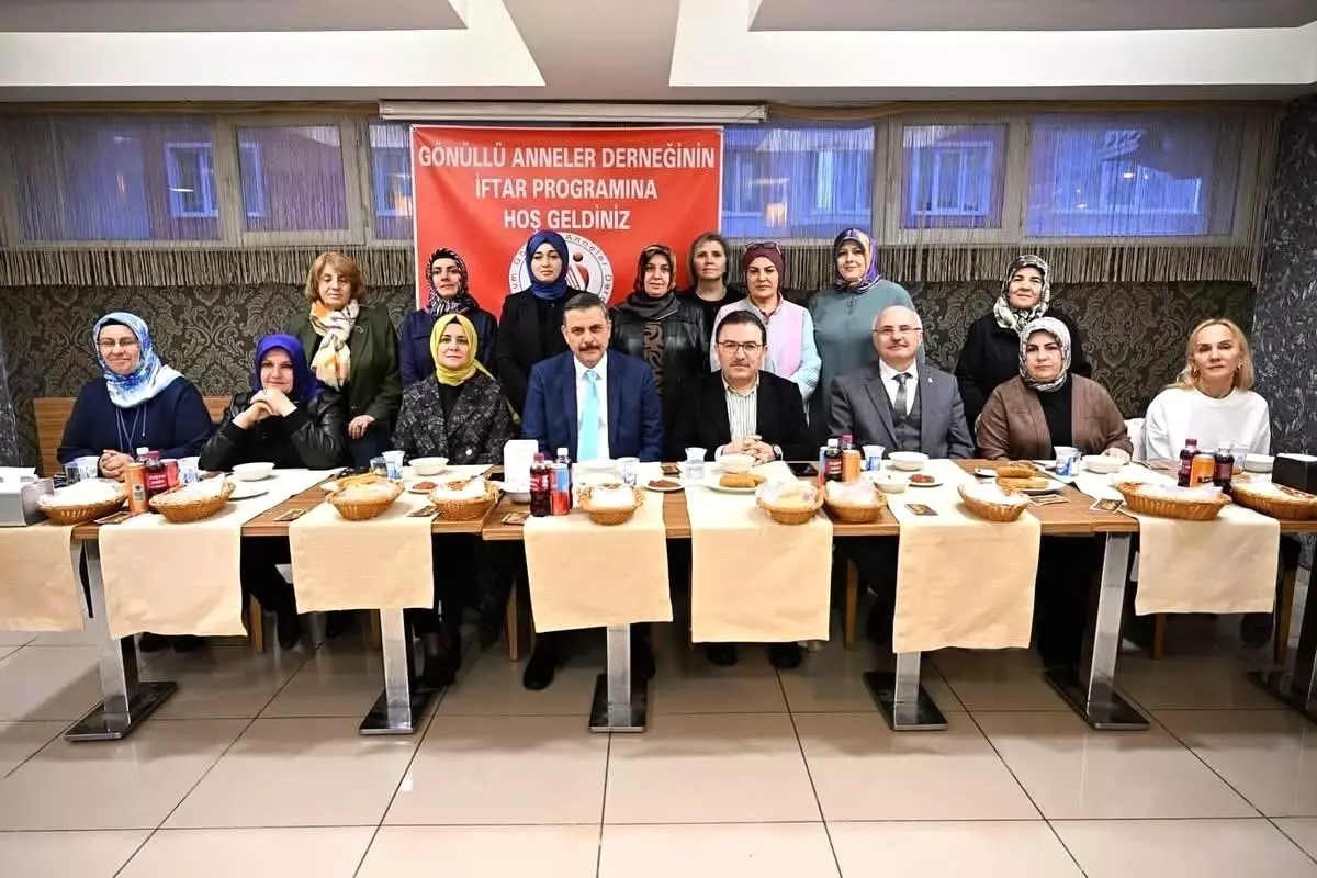 Erzurum Valisi Çiftçi, Gönüllü Anneler Derneği'nin İftar Programına Katıldı