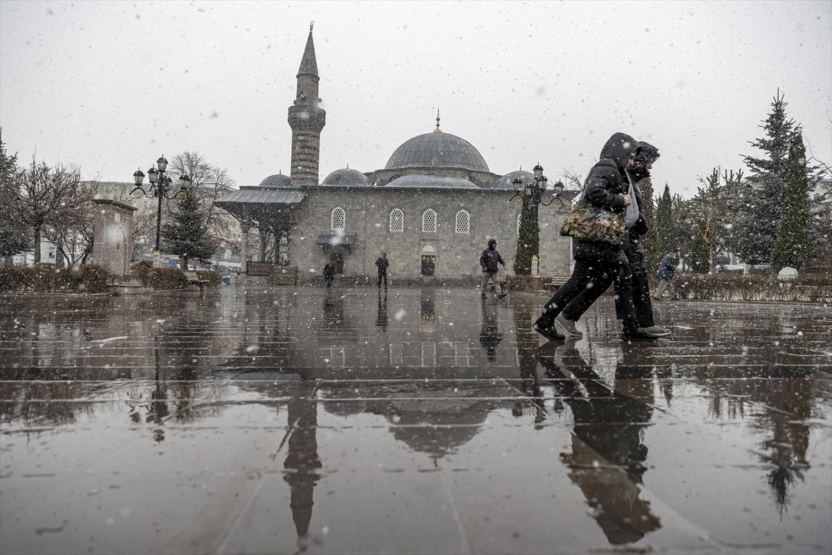 Erzurum ve Ardahan kent merkezlerine kar yağdı