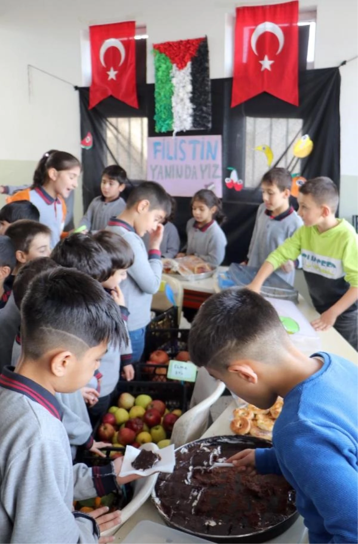 Erzurum Veysefendi İlkokulu Öğrencileri Filistin'e Yardım İçin Pazar Kurdu