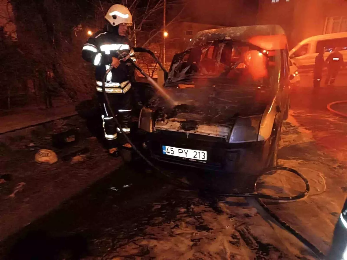 Erzurum'da Araç Yangını, İtfaiye Ekipleri Müdahale Etti