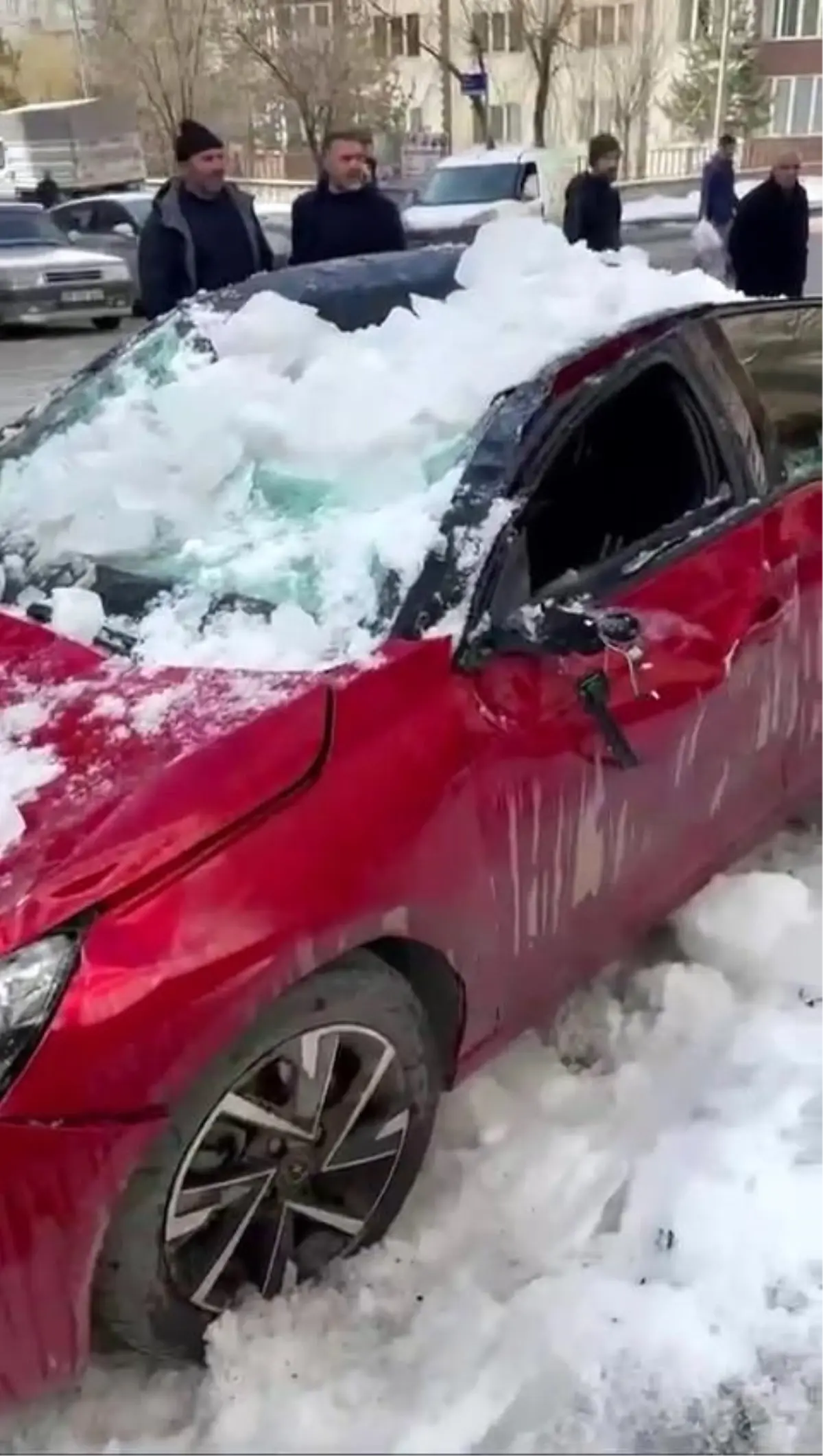 Erzurum'da Düşen Kar Kütlesi Otomobili Kullanılamaz Hale Getirdi