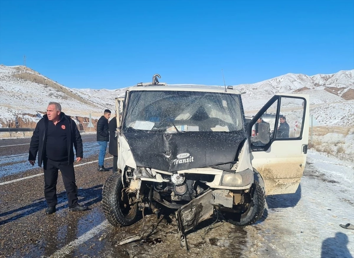 Erzurum'da Hafif Ticari Araç ile Kamyonet Çarpıştı: 1 Ölü, 3 Yaralı
