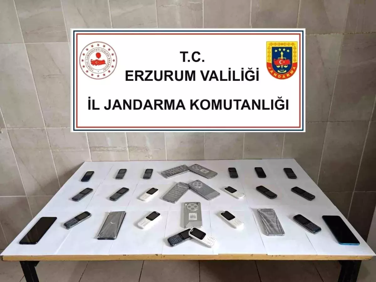 Erzurum'da Kaçakçılık Operasyonu: 27 Telefon ve 240 Taklit Tişört Ele Geçirildi