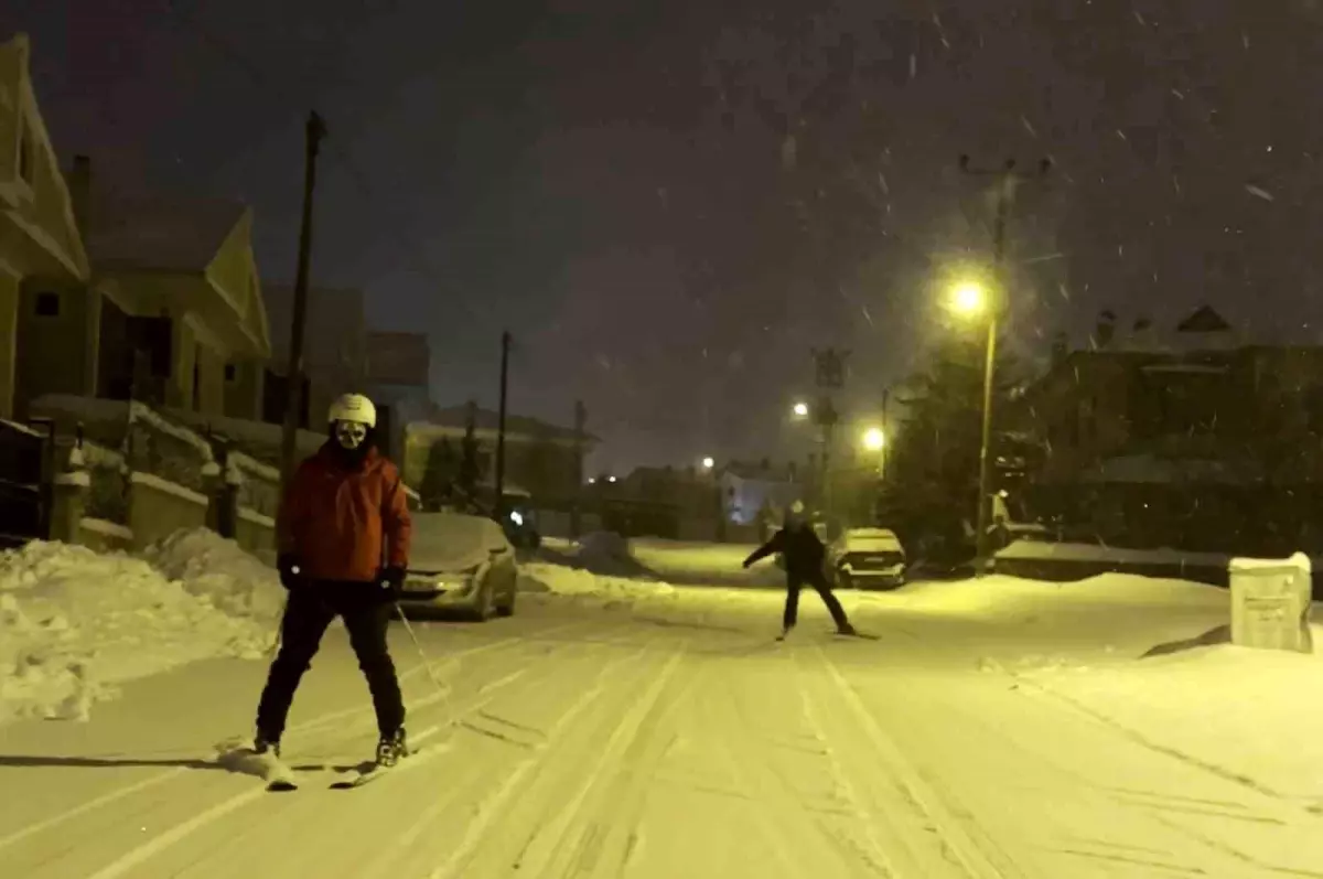 Erzurum'da Kar Yağışı Gençleri Kayak Keyfine Dönüştürdü