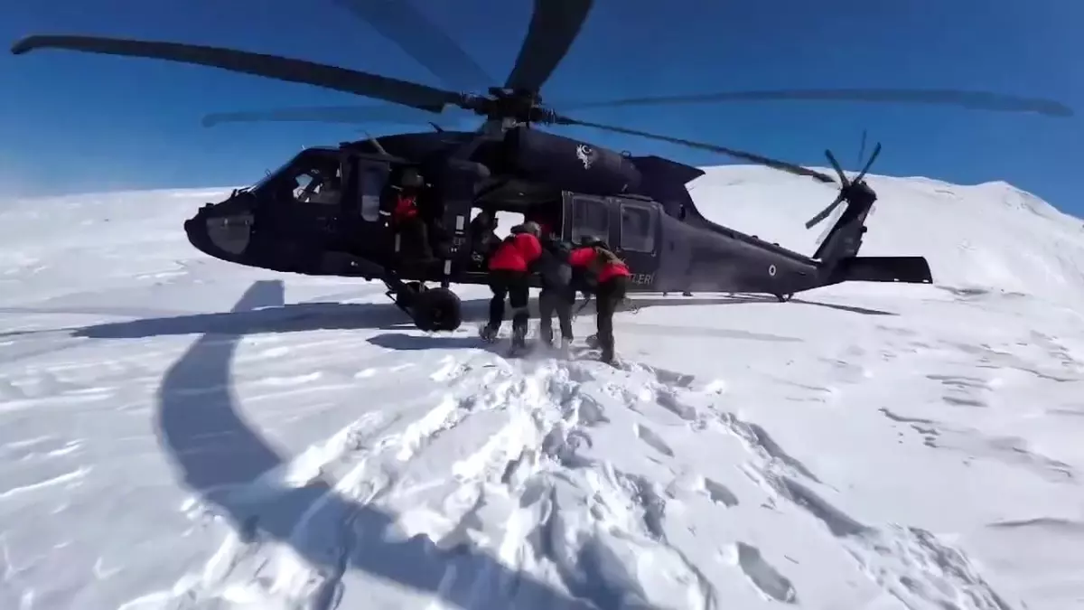 Erzurum'da Mahsur Kalan Vatandaş Askeri Helikopter ile Kurtarıldı