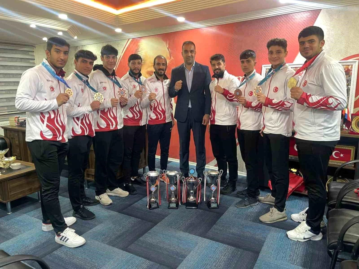 Erzurum'da Minikler Yıldızlar ve Gençler Avrupa Şampiyonası Sporcuları MHP İl Başkanı'nı Ziyaret Etti