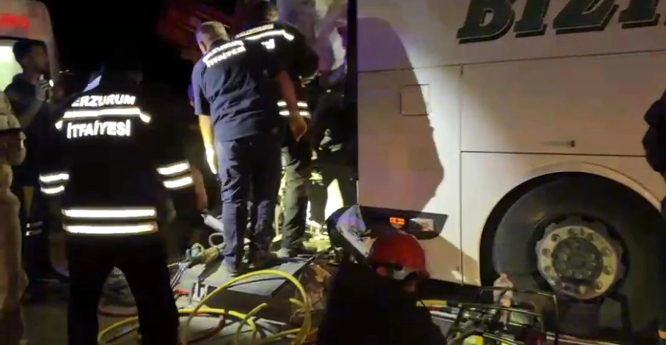 Erzurum'da otobüs-traktör çarpışması: 2 ölü, 14 yaralı