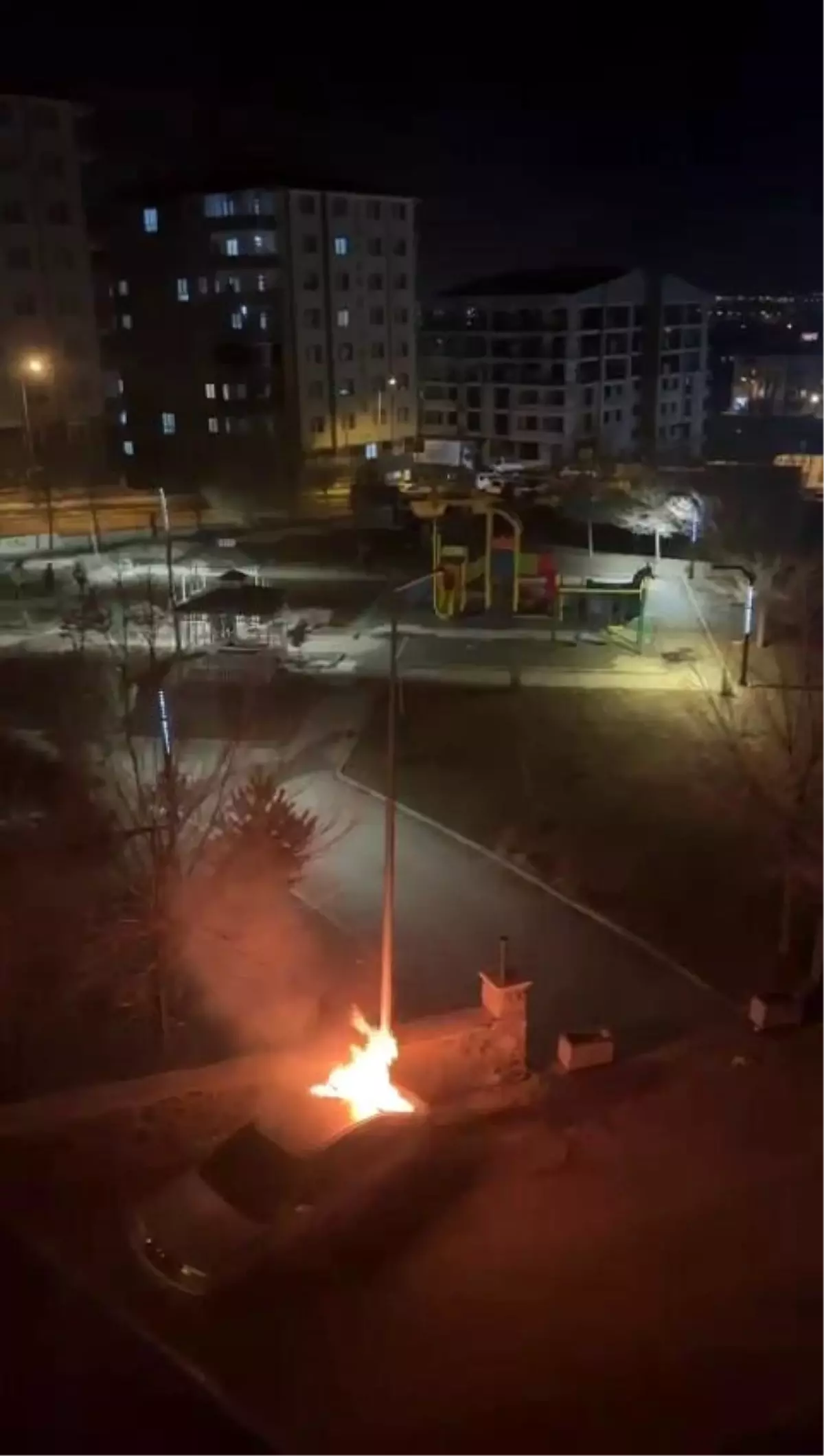 Erzurum'da Park Halindeki Otomobil Yangın Çıkardı