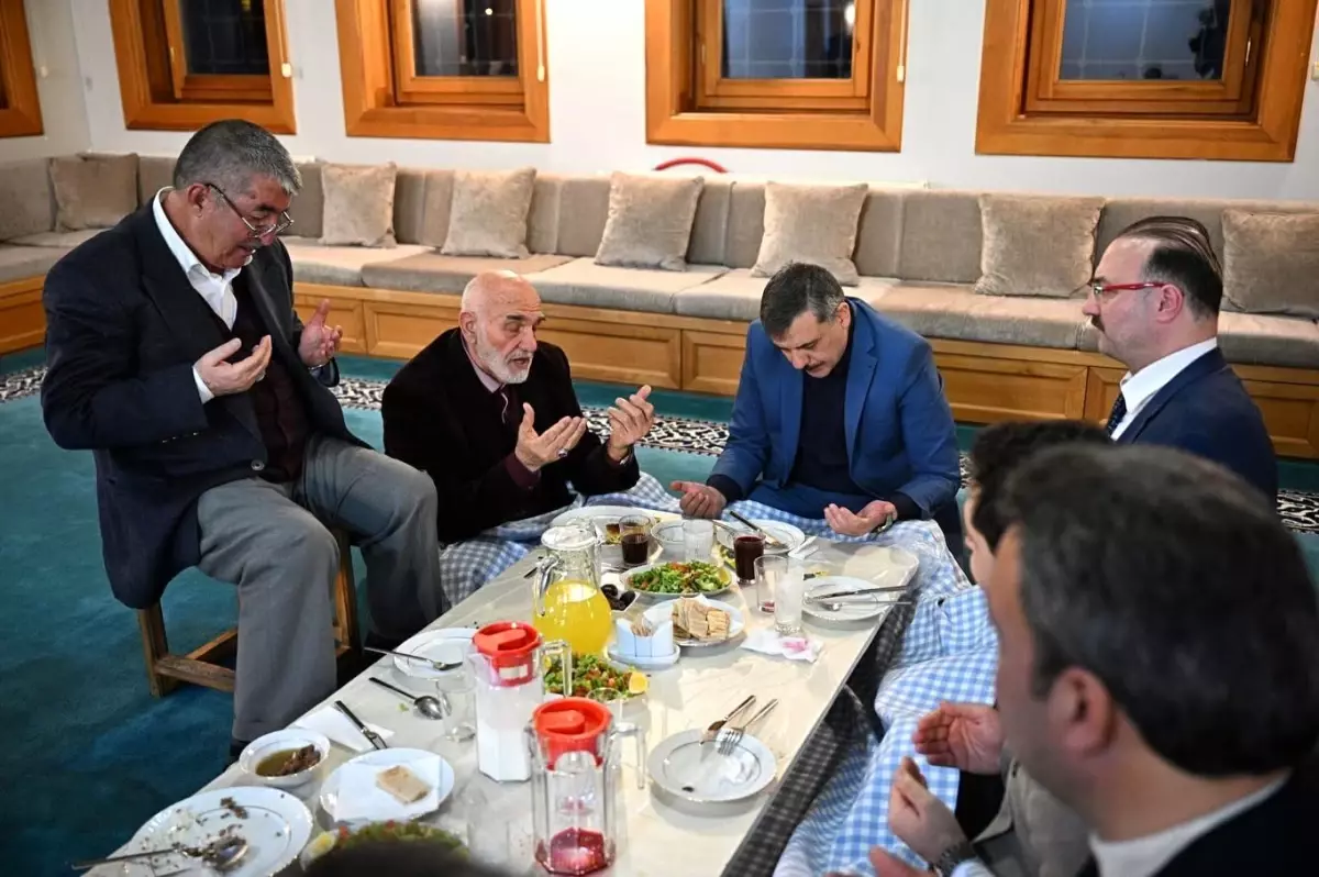 Erzurum'da Ramazan Ayı'nın Son İftarı Alvarlı Efe Hazretleri Vakfı'nda Yapıldı